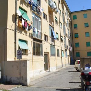 VIA GIOLITTI NUMERO 21. NEL CORTILE INTERNO HA PRESO FUOCO UN'AUTO A CAUSA DI UNA BOTTIGLIA INCENDIARIA (FOTO LANARI)