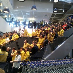 I DIPENDENTI IKEA ALL'INTERNO DEL MEGA STORE (FOTO GENTILMENTE CONCESSA DA LA NAZIONE.IT)
